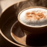 Cappuccino caseiro simples delicioso e ao seu alcance