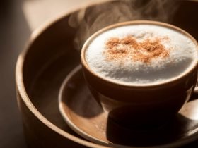 Cappuccino caseiro simples delicioso e ao seu alcance